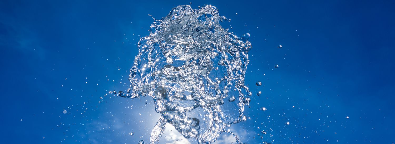 Chorro de agua hacia arriba. Concepto de grupos de presión.