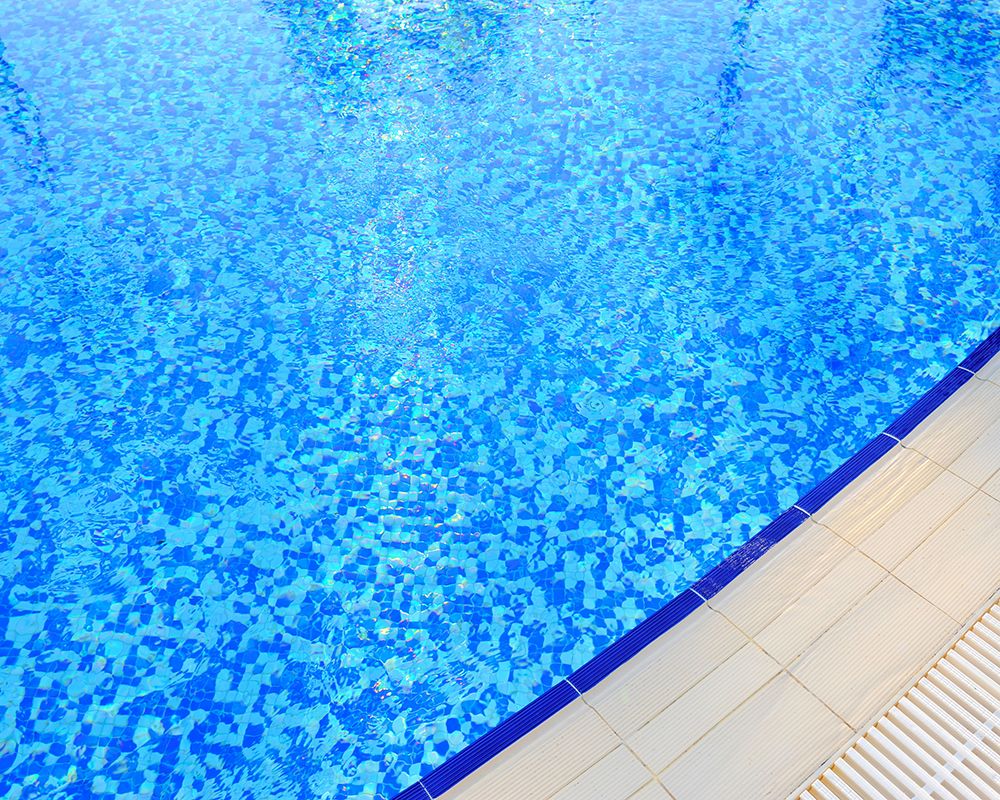 Filtración de aguas en piscina. Imagen de una piscina con el agua limpia.