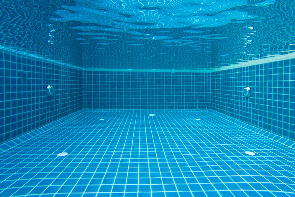 Imagen dentro del agua de una piscina. Filtración de aguas en piscinas, agua limpia.