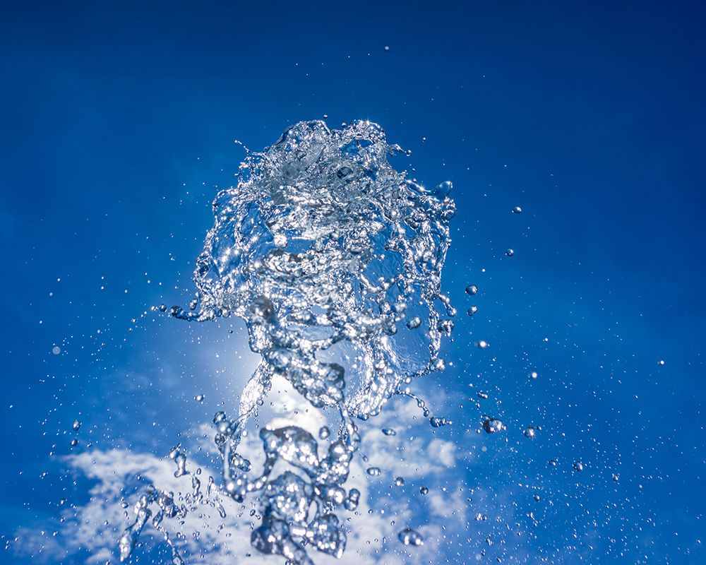 Chorro de agua hacia arriba. Concepto relacionado con la instalación de grupos de presión.